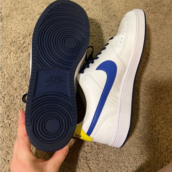 Mens Nike shoes - Picture 2 of 3